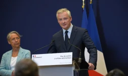 Le ministre de l'Economie Bruno Le Maire (d) et la ministre de la Transition écologique Elisabeth Borne, lors de la présentation du plan de soutien à la filiÚre aéronautique, le 9 juin 2020 à Paris