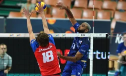 Le Français Earvin Ngapeth (bleu) face au Tchèque Jakub Janouch en barrages de l'Euro de volley, le 30 août 2017 à Katowice