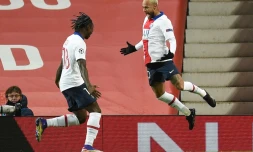 Les attaquants du PSG Moise Kean (g) et Neymar fĂȘtent un but contre Manchester United, le 2 dĂ©cembre 2020 Ă Old Trafford