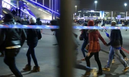 Des spectateurs à la sortie du Stade de France le 13 novembre 2015 à Saint-Denis