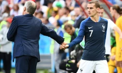 L'attaquant français Antoine Griezmann est remplacé et serre la main de son sélectionneur Didier Deschamps lors du match contre l'Australie au Mondial, le 16 juin 2018 à Kazan   