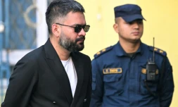 Le rappeur népalais Balendra Shah (à gauche) devenu maire de Katmandou, qui a remporté son duel contre l'ex-Premier ministre KP Sharma Oil aux législatives, vote le 5 mars 2026 dans la capitale népalaise
