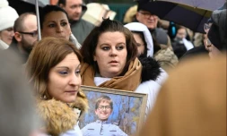 La mère de Lucas (au centre) participe à une marche blanche à Epinal (Vosges), le 5 février 2023