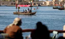 Des Emiratis regardent des bateaux transportant des touristes prĂšs du vieux quartier de DubaĂŻ, aux Emirats arabe unis, le 6 janvier 2021