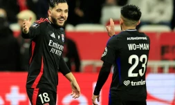 Thiago Ezequiel Almada (R) vient féliciter Rayan Cherki (g) qui vient d'ouvrir le score pour Lyon contre Nice en Ligue 1 le 9 mars 2025 à Nice