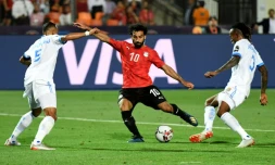 L'Egyptien Mohamed Salah (c) tire et marque contre la RD Congo Ă la CAN, le 26 juin 2019 au Caire