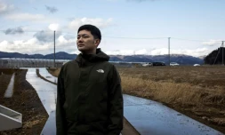Yuto Naganuma, 26 ans, devant l'Ă©cole primaire oĂč son petit frĂšre a perdu la vie pendant le tsunami de 2011, le 7 fĂ©vrier 2021 Ă Ishinomaki, au Japon