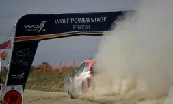 Le Français Sébastien Ogier franchit en vainqueur la ligne d'arrivée du Safari Rallye du Kenya le 27 juin 2021 à Naivasha