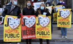 Des soignants rassemblés devant le ministÚre de la Santé, le 14 février 2021 à Paris