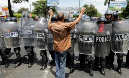 Un manifestant nicaraguyaen s'oppose aux policiers anti-émeutes, à Managua le 15 septembre 2018