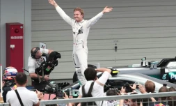 L'Allemand Nico Rosberg bras levés dans les stands aprÚs sa victoire au GP du Japon sur le circuit de Suzuka, le 9 octobre 2016