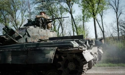 Un soldat ukrainien dans un char près de Sloviansk, à l'est de l'Ukraine, le 26 avril 2022 
