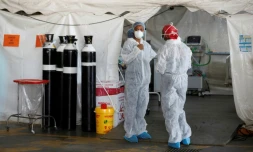 Des personnels soignants devant une unité de soins temporaire pour les malades atteints du Covid-19 le 19 janvier 2021 à Pretoria