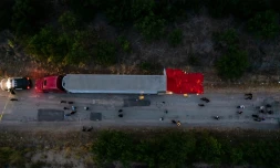 Vue aérienne du camion dans lequel au moins 46 personnes ont été retrouvées mortes à San Antonio, au Texas, le 27 juin 2022