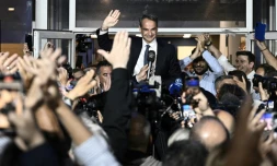 Le Premier ministre grec sortant Kyriakos Mitsotakis célèbre sa victoire avec des militants de son parti Nouvelle-Démocratie, le 21 mai 2023 à Athènes 