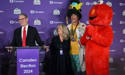 Le leader du parti travailliste britannique Keir Starmer (g) prononce un discours après avoir remporté son siège, à Londres, le 5 juillet 2024