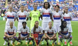 L'équipe féminine de l'Olympique lyonnais pose avant la finale de la Ligue des champions de football face au PSG, le 1er juin 2017 à Cardiff