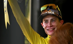 Le Danois Jonas Vingegaard célèbre son maillot jaune samedi 23 juillet lors de la 20e et avant dernière étape du Tour de France à Rocamadour