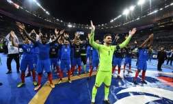 Les joueurs de l'équipe de France communient avec le public du Stade de France à l'issue de la qualification à la Coupe du monde 2018, le 10 octobre 2017