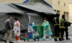 Un hôpital d'urgence est installé devant l'hôpital Gregorio Maranon à Madrid, le 1er avril 2020