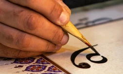 Le calligraphe irakien Wael al-Ramadan, utilise un calame pour calligraphier dans le style "Diwani" dans son atelier à Bassora, dans le sud de l'Irak, le 19 décembre 2021