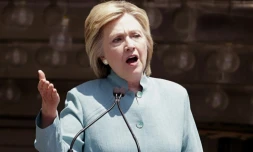 "Je pleure pour les policiers tués en faisant leur devoir sacré pour protéger des manifestants pacifiques, pour leur famille et tous ceux qui servent avec eux", a écrit Hillary Clinton