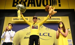 Le coureur de la Jumbo Wout Van Aert conserve le maillot jaune de leader à l'issue de la 3e étape du Tour de France à Sonderborg, le 3 juillet 2022