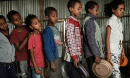 Des enfants font la queue lors d'une distribution de nourriture le 23 juin 2021, à Mekele, capitale de la région du Tigré, en Ethiopie