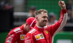 L'Allemand Sebastian Vettel (Ferrari) salue le public après avoir décroché la pole position du GP de Chine, sur le circuit de Shanghai, le 14 avril 2018