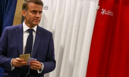Le président de la République Emmanuel Macron sort d'un isoloir lors des élections européennes, le 9 juin 2024 au Touquet (Pas-de-Calais)