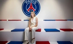 La défenseuse espagnole Olga Carmona, championne du monde, pose sous le logo du PSG à Paris le 13 juin 2025