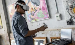 L'artiste thaïlandais Chalermpol Junrayab utilise un casque de réalité virtuelle pour ses oeuvres exposées à la galerie Lhong 1919, le 16 novembre 2020 à Bangkok