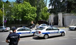 Des policiers déployés autour de l'ambassade d'Israël à Belgrade, après une attaque terroriste, le 29 juin 2024 en Serbie