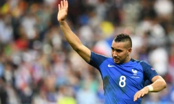 L'attaquant de l'équipe de France Dimitri Payet salue les supporters après avoir inscrit un but face à la Roumanie lors de l'Euro au Stade de France, le 10 juin 2016