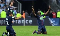 Les milieux de terrain Blaise Matuidi (d) et Lucas (g) en liesse aprÚs la victoire du PSG au détriment de Marseille en finale de la Coupe de France au Stade de France, le 21 mai 2016