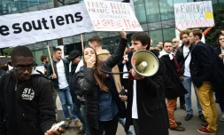 Des salariés d'iTELE, en grève, rassemblés devant le siège de la chaîne à Boulogne-Billancourt, le 25 octobre 2016