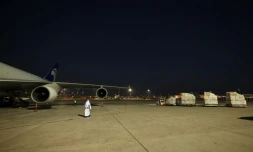 Une cargaison d'aide humanitaire à destination du Soudan est embarquée à bord d'un vol cargo, le 8 mai 2023 à Dubaï 