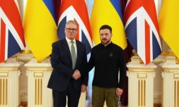 Le Premier ministre britannique Keir Starmer (à gauche) serre la main du président ukrainien Volodymyr Zelensky (à droite) lors d'une visite à Kiev le 16 janvier 2025.
