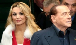 Le leader de Forza Italia Silvio Berlusconi (D) et sa compagne Francesca Pascale (G) à Naples (Italie) le 3 mars 2018 à la veille des élections législatives 