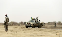 Des soldats maliens patrouillent sur une route entre Kidal et Gao le 29 juillet 2013 dans le nord du Mali