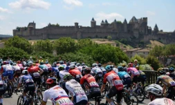 Le peloton au départ de la 16e étape du Tour de France à Carcassonne, le 19 juillet 2022