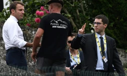 Emmanuel Macron (g)salue un habitant de Tourmalet lors de la 14e étape du Tour de France entre Tarbes et le col du Tourmalet, le 20 juillet 2019 