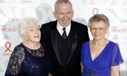 L'actrice Line Renaud (G), le couturier Jean-Paul Gaultier, parrain du Sidaction, et  Françoise Barré-Sinoussi, présidente de Sidaction, le 24 janvier 2019 lors d'un dîner pour lever des fonds en faveur de l'association à Paris 
