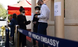 L'entrée de l'ambassade de France à New Delhi, le 30 mars 2020 où les identités sont vérifiées dans le cadre de l'opération d'évacuation des Français qui sont encore restés en Inde