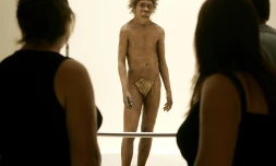 Des visiteurs observent la représentation d'un homme de Néandertal, le 19 juillet 2004 au musée national de la Préhistoire des Eyzies-de-Tayac, près de la grotte de Lascaux