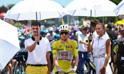 Le maillot jaune du Tour de France, Tadej Pogacar, est protégé de la chaleur au départ de la 9e étape à Malemort, le 12 juillet 2026