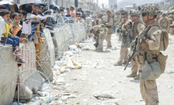 Photo fournie par l'armée américaine de soldats américains déployés à l'aéroport de Kaboul face à des Afghans cherchant à fuir le pays, le 20 août 2021