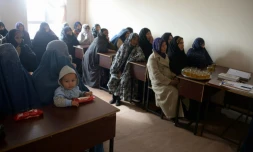 Des Afghanes assistent à un exposé sur des méthodes de contraception proposées par l'ONG britannique Marie Stopes International, le 19 mars 2016 à Mazar-i-Sharif