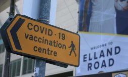 Un panneau indiquant la direction d'un centre de vaccination Ă Leeds (Royaume-Uni), le 3 avril 2021