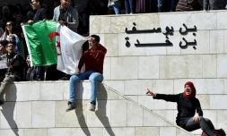 Des étudiants algériens manifestent à la faculté de médecine d'Alger le 3 mars 2019 contre la candidature du président Abdelaziz Bouteflika à un 5e mandat